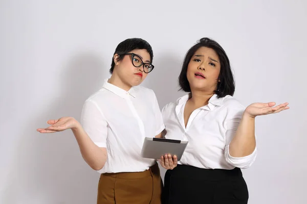 Duas Mulheres Asiáticas Fundo Branco — Fotografia de Stock