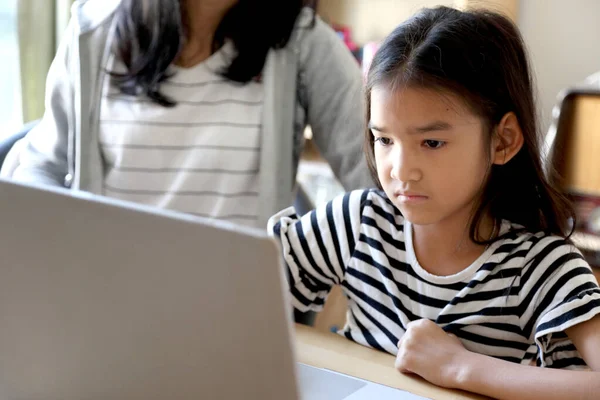 자녀에게 컴퓨터 사용법을 가르치는 아시아 — 스톡 사진