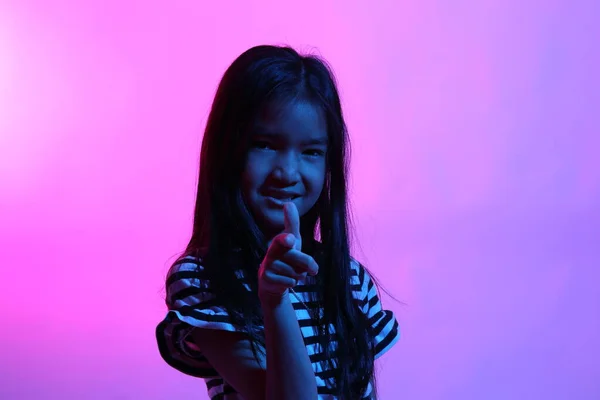 Chica Asiática Posando Color Gel Luz — Foto de Stock