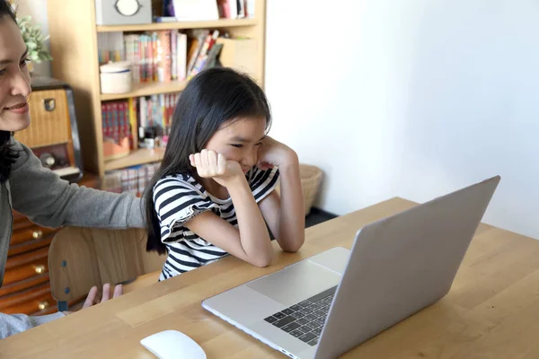 Azjatka Uczy Swoje Dziecko Korzystać Komputera — Zdjęcie stockowe