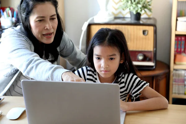 Mulher Asiática Ensinando Seu Filho Usar Computador — Fotografia de Stock