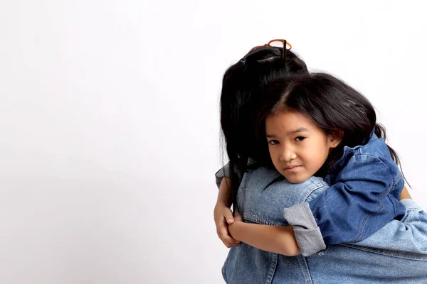 Die Asiatin Mit Ihrer Tochter Weißen Hintergrund — Stockfoto