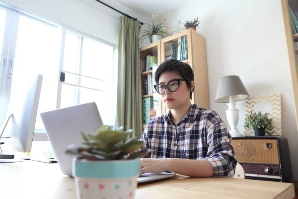 Mujer Asiática Que Trabaja Estudio Casa — Foto de Stock