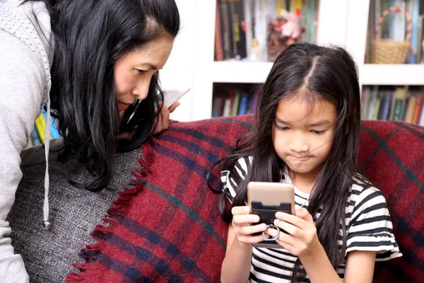 스마트폰으로 아이를 아시아 — 스톡 사진