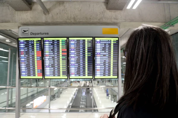 Mujer Asiática Pie Delante Del Tablero Información Vuelo — Foto de Stock