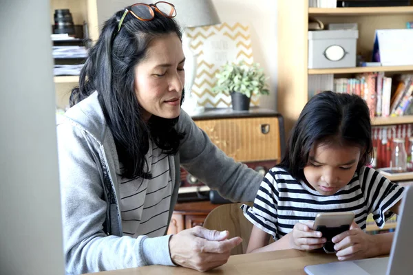 스튜디오에서 스마트폰으로 아이를 바라보고 아시아 — 스톡 사진