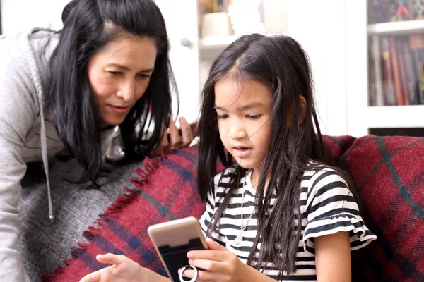 스마트폰으로 아이를 아시아 — 스톡 사진