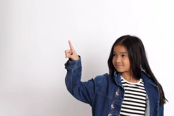 Den Asiatiska Flickan Står Den Vita Bakgrunden — Stockfoto