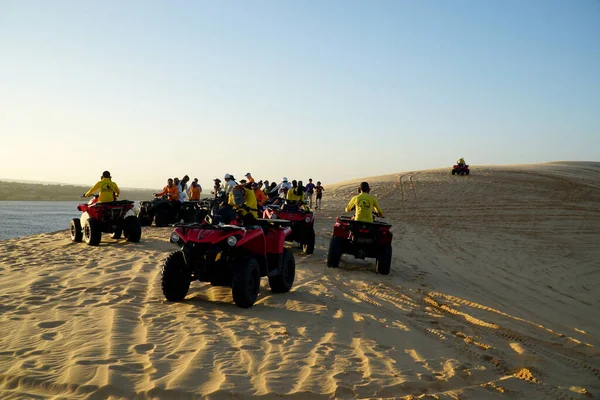 Mui Ne, Vietnam - 21 Aralık 2019: Bau Trang beyaz kum tepelerine yapılan turist ziyareti.
