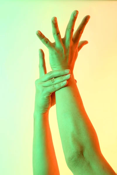 Menselijke Handen Poseren Witte Achtergrond — Stockfoto