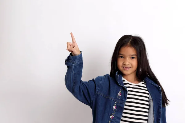 Ragazza Asiatica Piedi Sullo Sfondo Bianco — Foto Stock