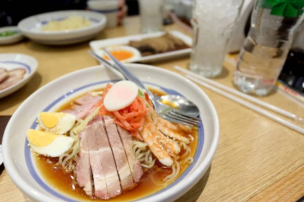 Der Kalte Nudel Ramen Auf Dem Tisch — Stockfoto