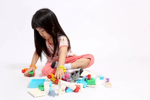 Menina Asiática Brincando Brinquedo Fundo Branco — Fotografia de Stock