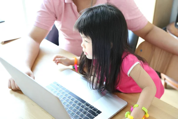 Menina Asiática Com Laptop — Fotografia de Stock