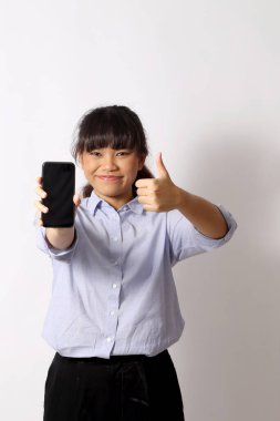 Beyaz arka planda poz veren Asyalı kadın..