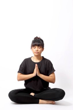 Asyalı kadın beyaz arka planda egzersiz yapıyor..