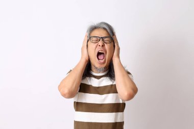 Beyaz arka planda duran kıdemli Asyalı adam..