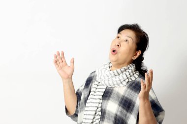 Beyaz arka plandaki yaşlı Asyalı kadın..