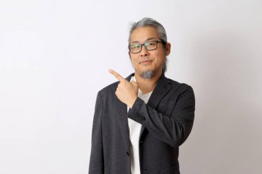 Beyaz boşluğu gösteren Asyalı adam..