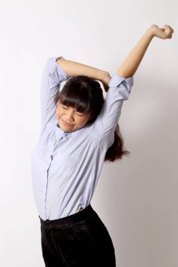 Beyaz arka planda poz veren Asyalı kadın..