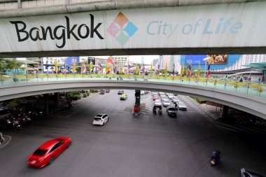 Bangkok, Tayland - 7 Temmuz 2019: MBK Center ile Tayland 'daki Siyam Merkezi mağazası arasındaki yürüyüş yolu.