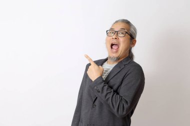 Asyalı adam boşluğu işaret ediyor..