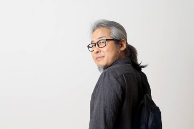 Beyaz arka plandaki yetişkin Asyalı adam..