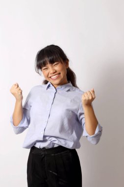 Beyaz arka planda poz veren Asyalı kadın..