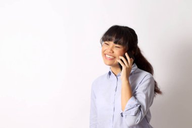 Beyaz arka planda poz veren Asyalı kadın..