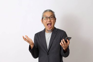 Beyaz arka planda duran Asyalı adam..