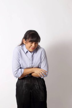 Beyaz arka planda poz veren Asyalı kadın..