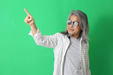 Yeşil arka plandaki Asyalı adam..