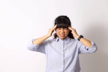 Beyaz arka planda poz veren Asyalı kadın..