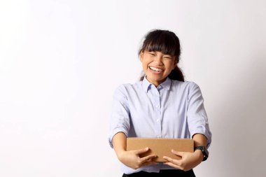 Beyaz arka planda poz veren Asyalı kadın..