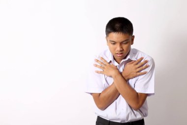 Beyaz arka plandaki genç Taylandlı öğrenci..