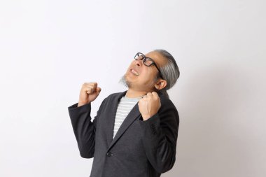 Asyalı adam beyaz arka planda duygularını ifade ediyor..