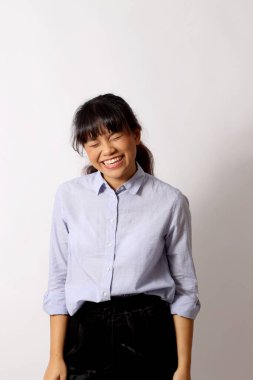 Beyaz arka planda poz veren Asyalı kadın..