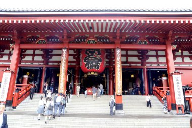 Tokyo, Japonya - 29 Mayıs 2019: Tokyo, Japonya 'daki ünlü tapınak Asakusa Tapınağı.