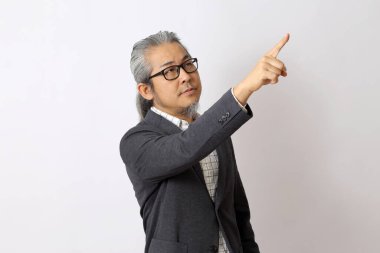 Beyaz boşluğu gösteren Asyalı adam..