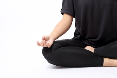 Asyalı kadın beyaz arka planda egzersiz yapıyor..