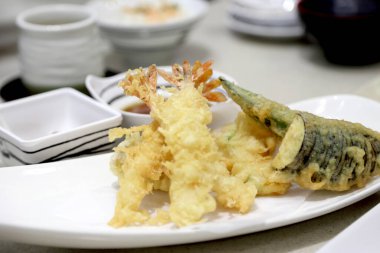 Tempura adında bir Japon yemeği..