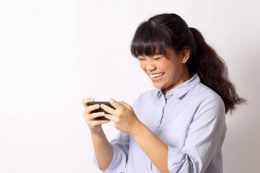 Beyaz arka planda poz veren Asyalı kadın..