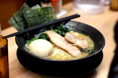 Japon eriştesi ramen, domuz eti, yumurta ve yosun ile servis edilir..