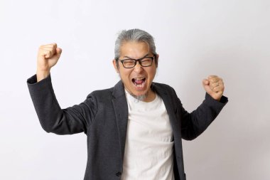 Asyalı adam beyaz arka planda duygularını ifade ediyor..