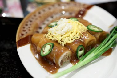 Çin börekleri dilimlenmiş omlet servis ediyor..