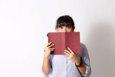 Beyaz arka planda poz veren Asyalı kadın..