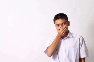 Beyaz arka plandaki genç Taylandlı öğrenci..