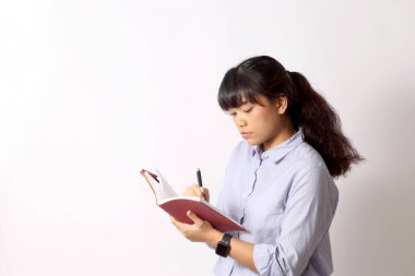 Beyaz arka planda poz veren Asyalı kadın..