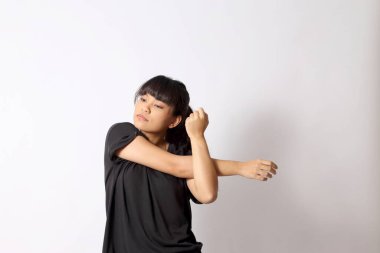 Asyalı kadın beyaz arka planda egzersiz yapıyor..