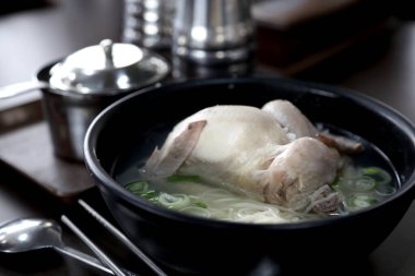 Ginseng tavuk çorbası Güney Kore 'de gelenektir..